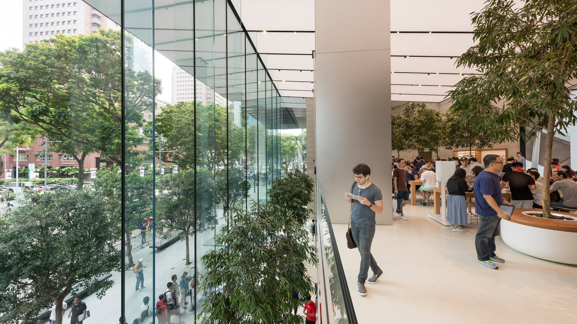 Apple Orchard Road – The First Apple Flagship In Singapore Opens