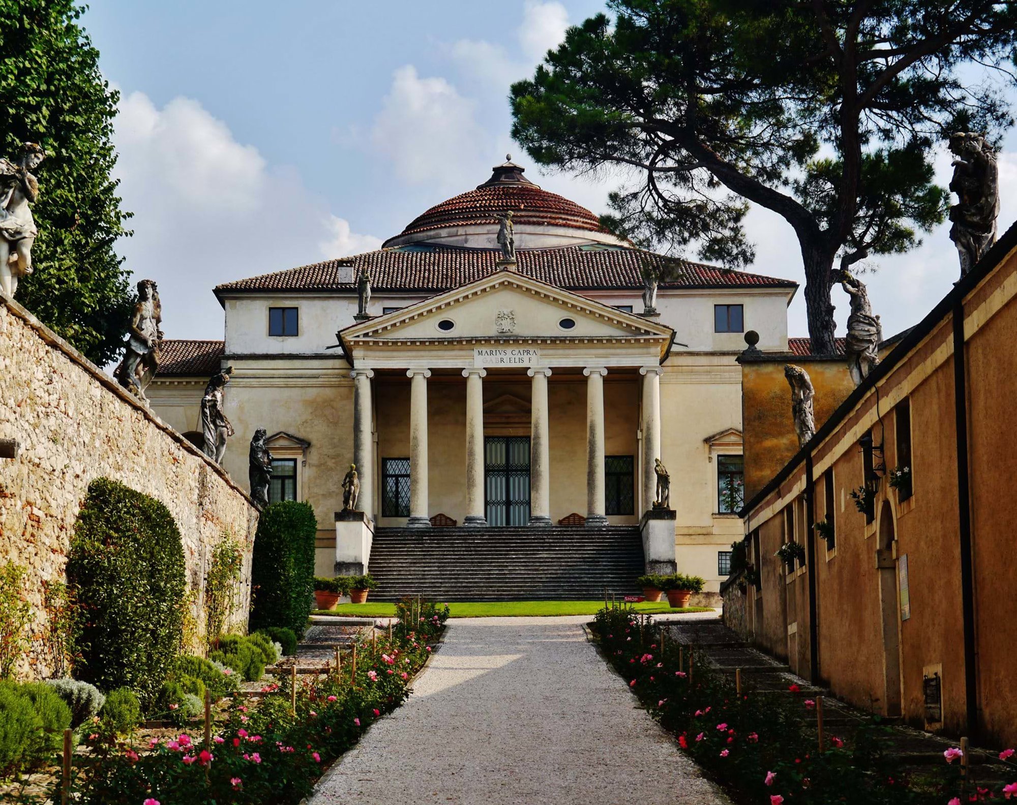Italian architect Andrea Palladio’s Renaissance Villa la Rotonda, completed after his death in 1580, sat atop a hill outside Vicenza in northern Italy. Palladio’s designs are recognisably inspired by Roman architecture but uniquely distinguishable due to his choice of classical architectural elements and assembly of them in innovative ways. © Zairon CC BY-SA 4.0