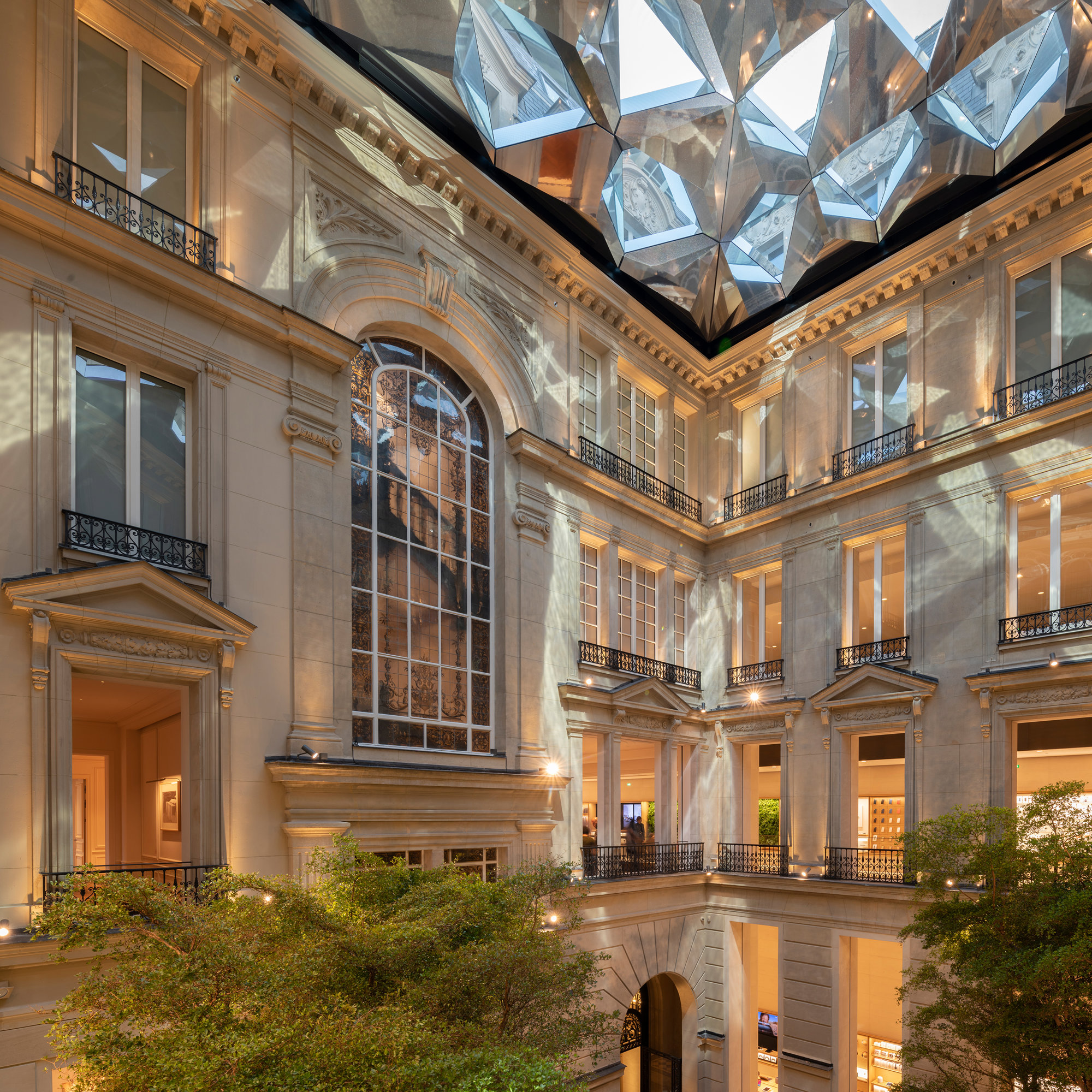 Apple Champs-élysées Pays Tribute To Paris’ Rich History