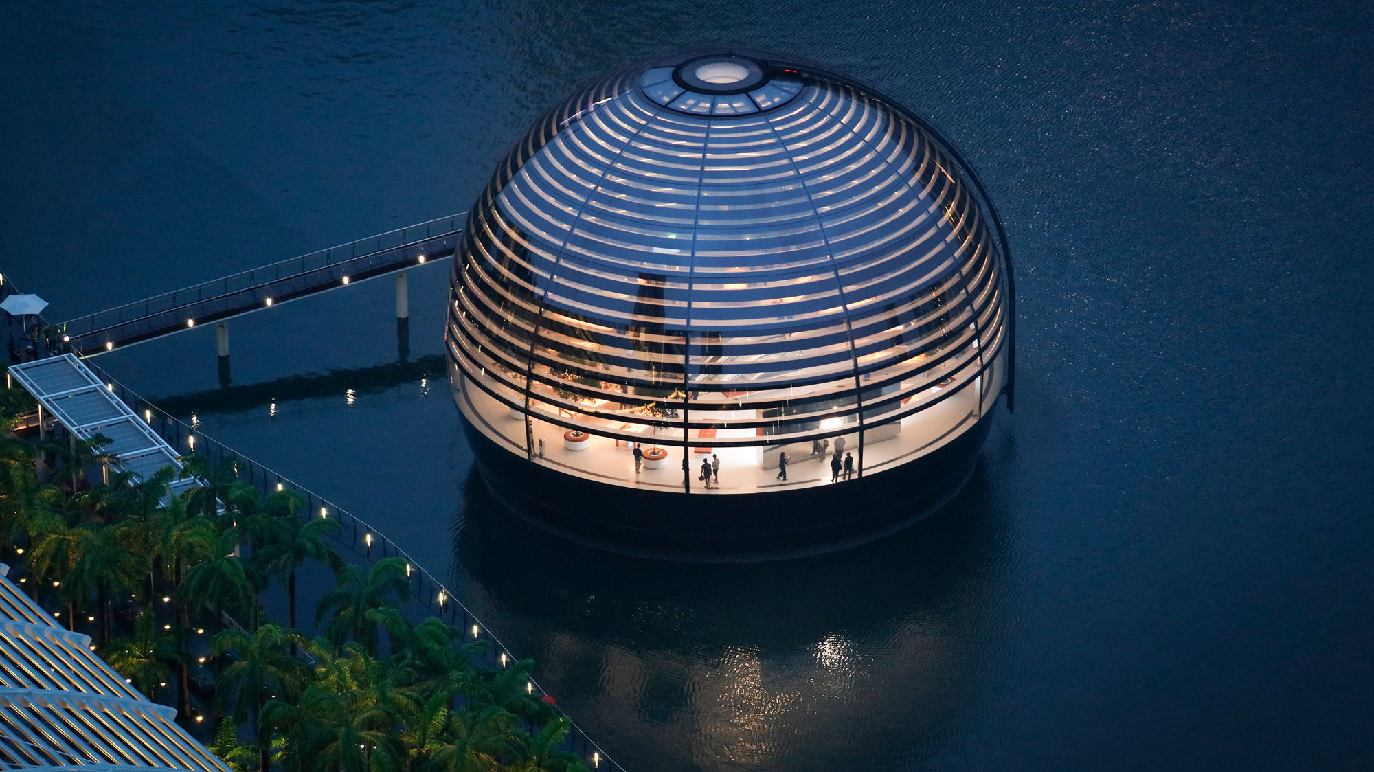 Apple Marina Bay Sands – A New Gemstone On The Singapore Waterfront And A Celebration Of Light