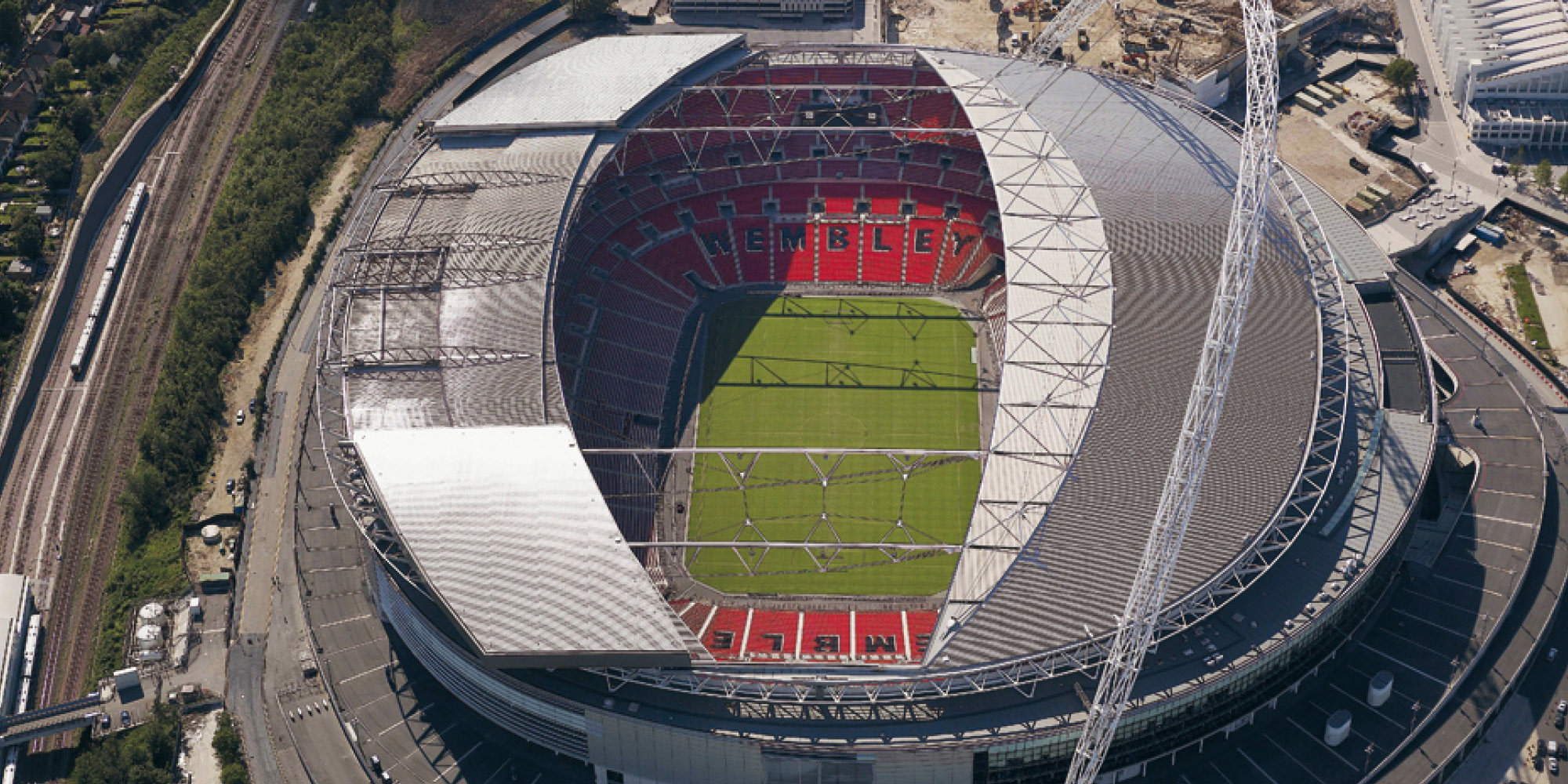 Aerial view of the stadium with the roof fully open. 
© Nigel Young / Foster + Partners