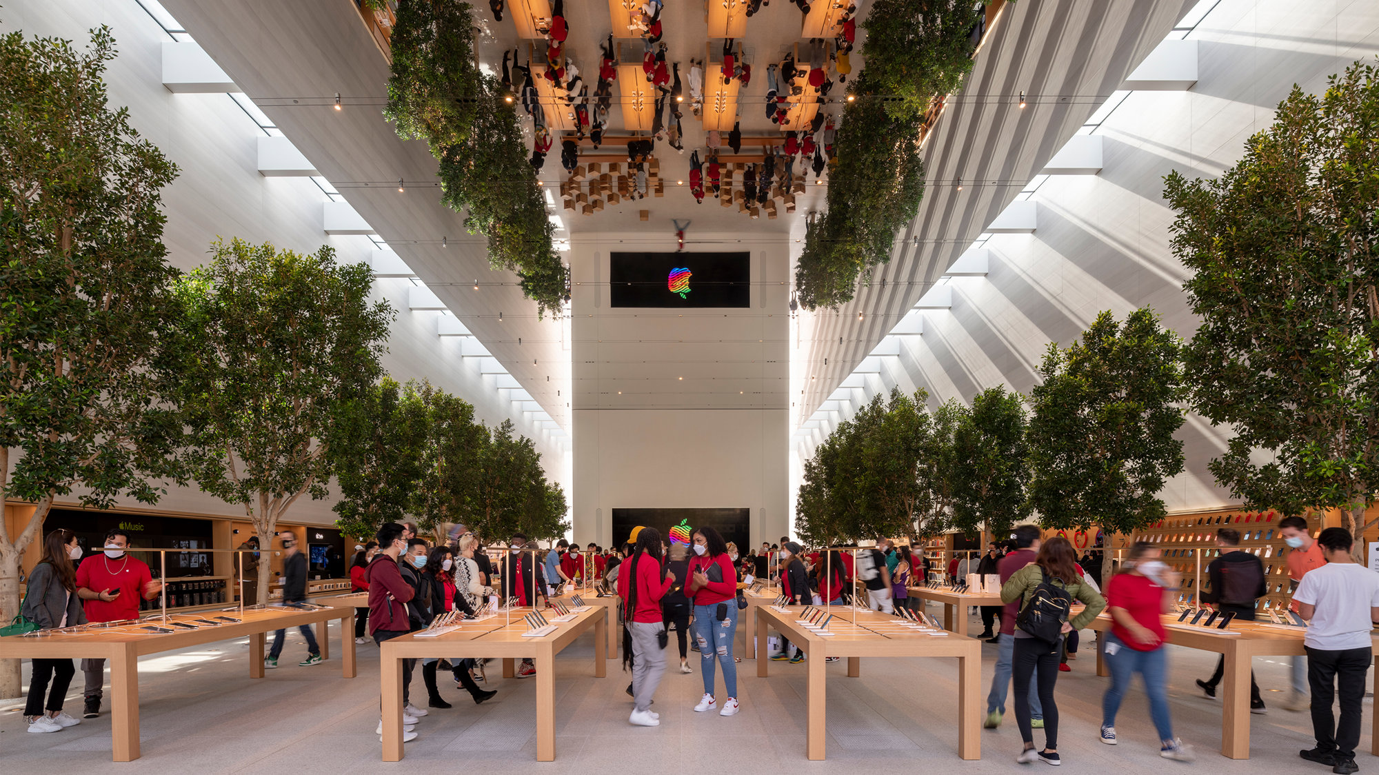 Apple At The Grove – A Dynamic Hall Of Illusions That Captures The Vitality Of Los Angeles