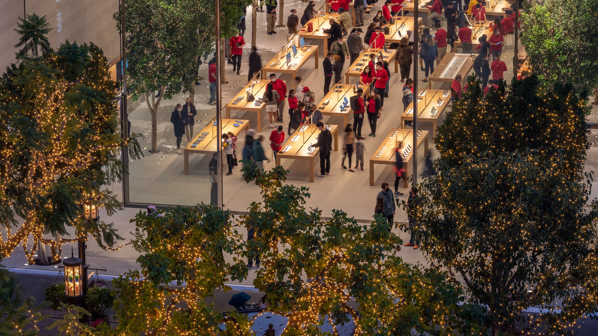 Apple At The Grove – A Dynamic Hall Of Illusions That Captures The Vitality Of Los Angeles