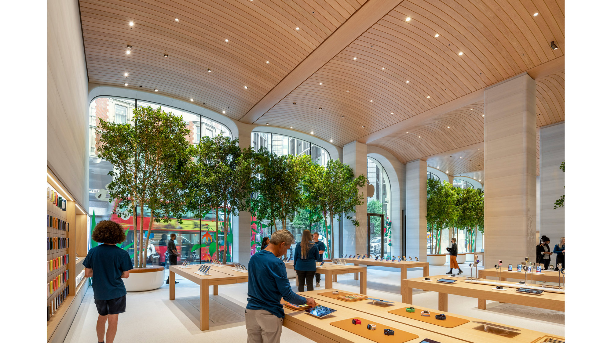 London’s Apple Brompton Road Store Opens To The Public