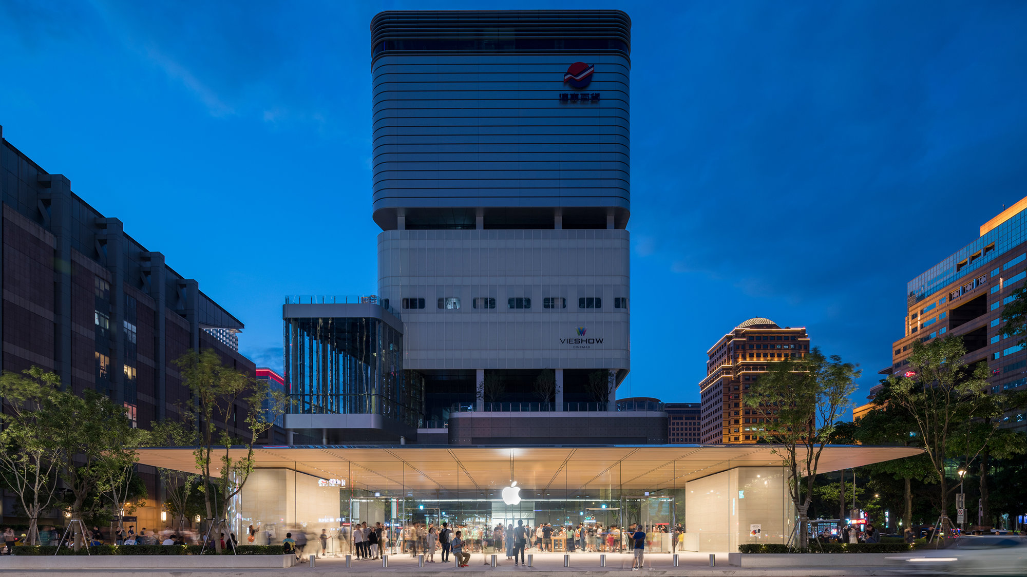 Apple Xinyi A13 – An Inviting Pavilion In The Heart Of Taipei