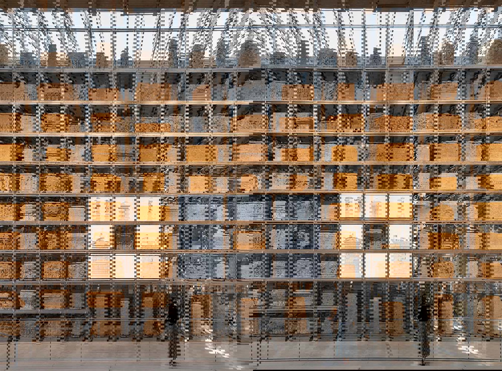 The centrepiece of the museum is a ‘Lapidary Wall’, which forms a natural barrier at the heart of the museum, separating the public galleries from the more private restoration spaces.