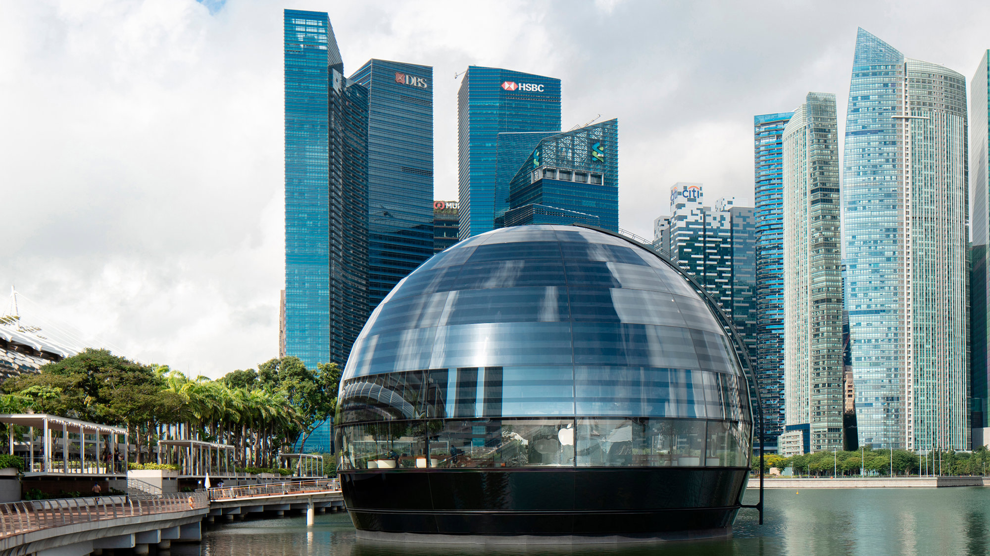 Apple Marina Bay Sands – A New Gemstone On The Singapore Waterfront And A Celebration Of Light