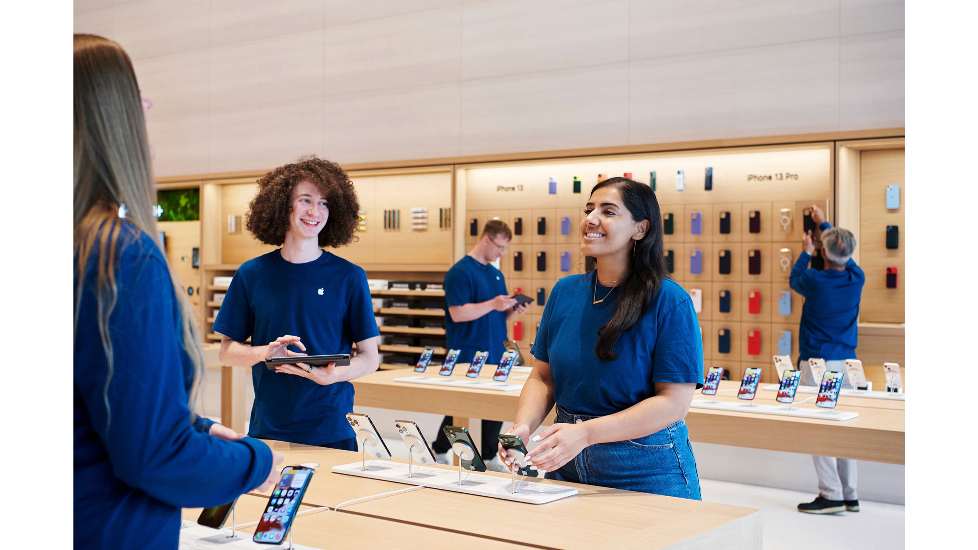 London’s Apple Brompton Road Store Opens To The Public