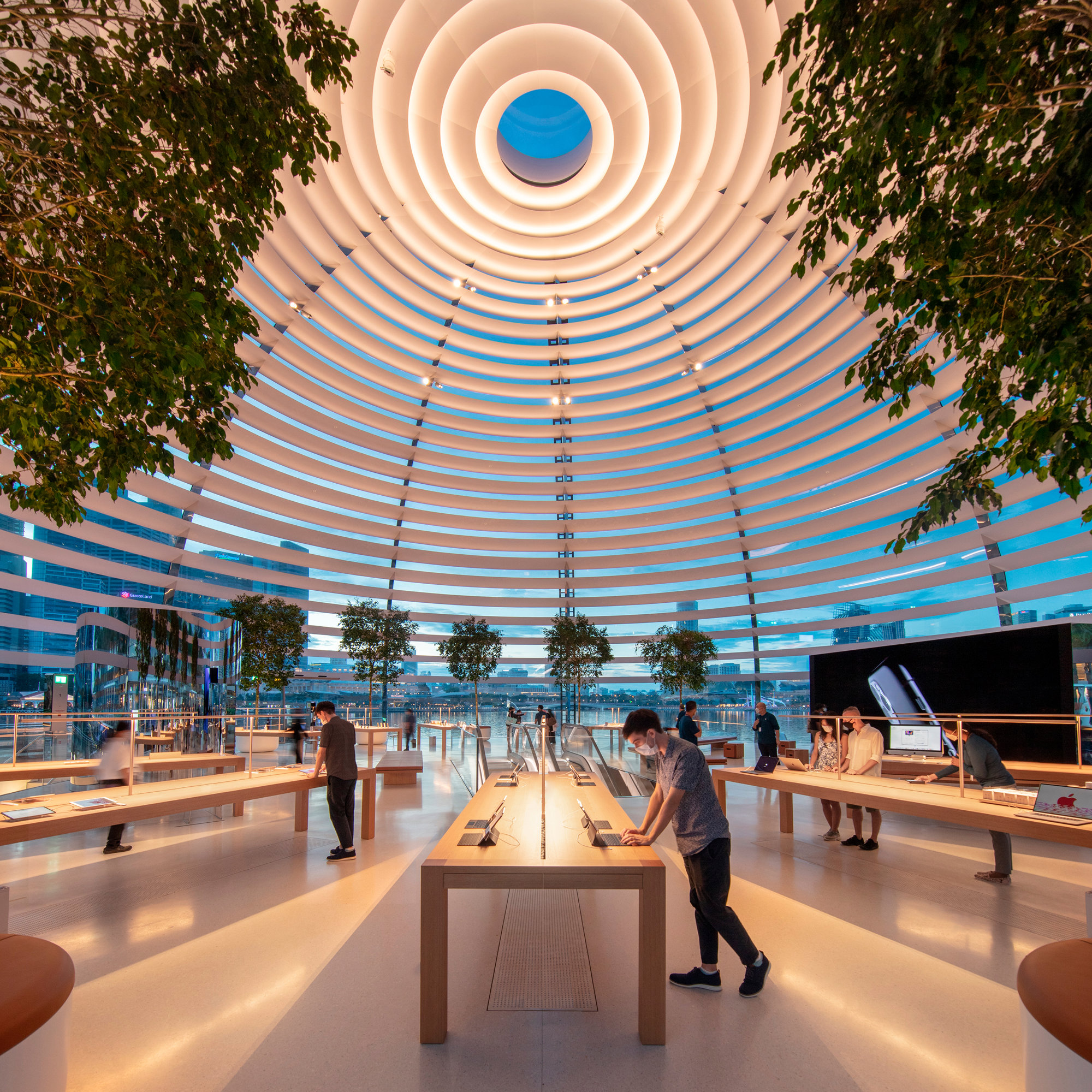 Apple Marina Bay Sands – A New Gemstone On The Singapore Waterfront And A Celebration Of Light