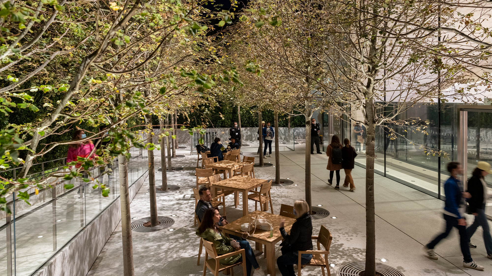 Istanbul’s Apple Bagdat Caddesi Opens