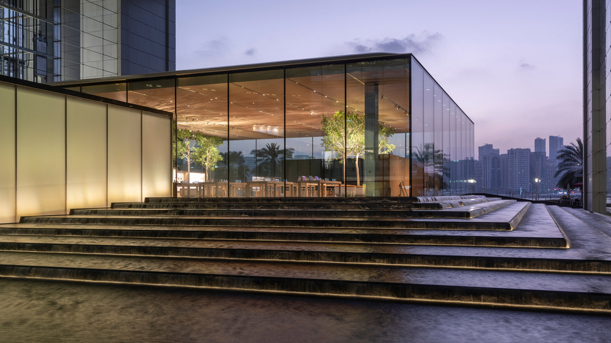 Apple Al Maryah Island Opens In Abu Dhabi