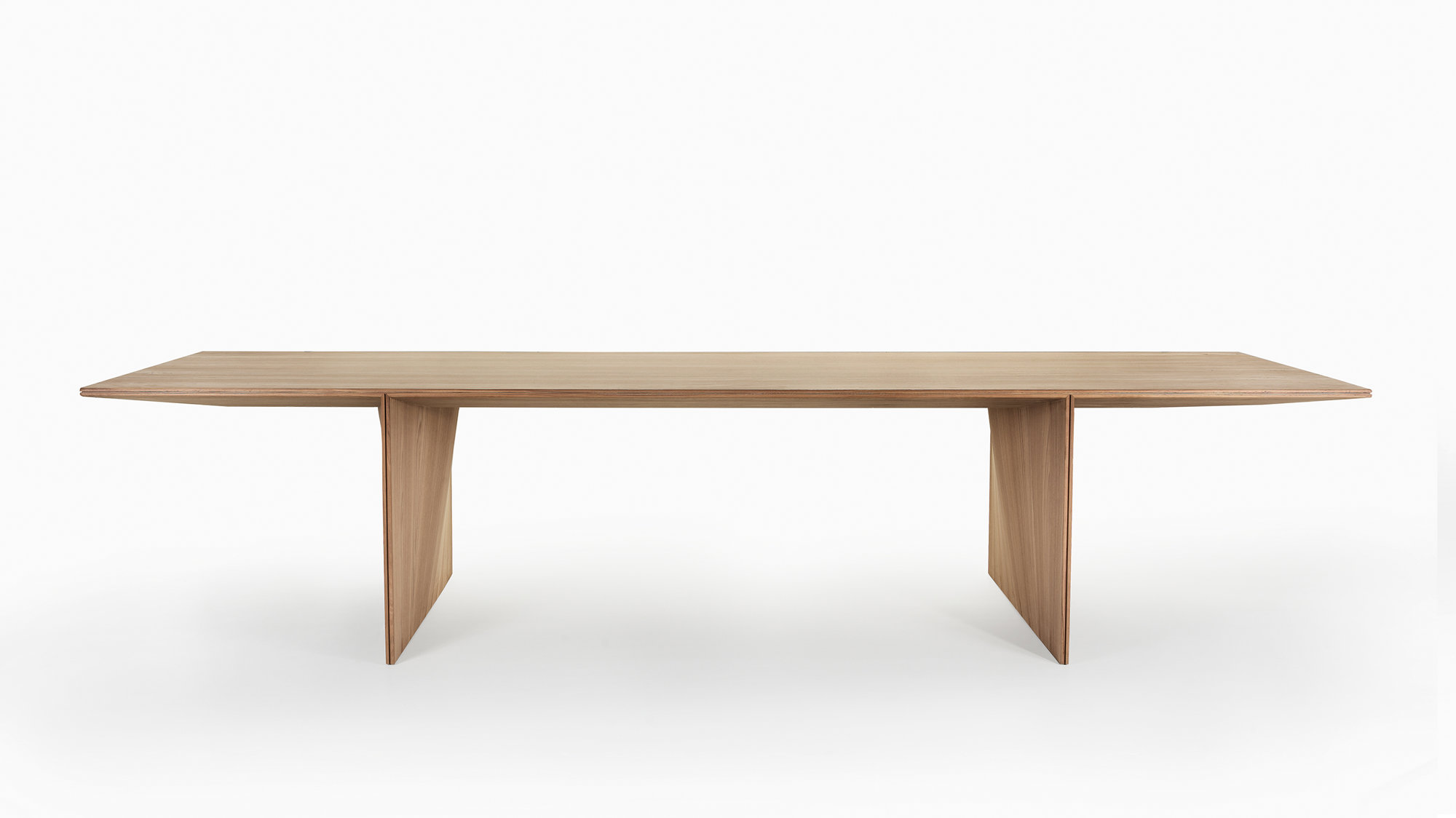 Molteni Launches ‘Ava’ Modular Timber Table