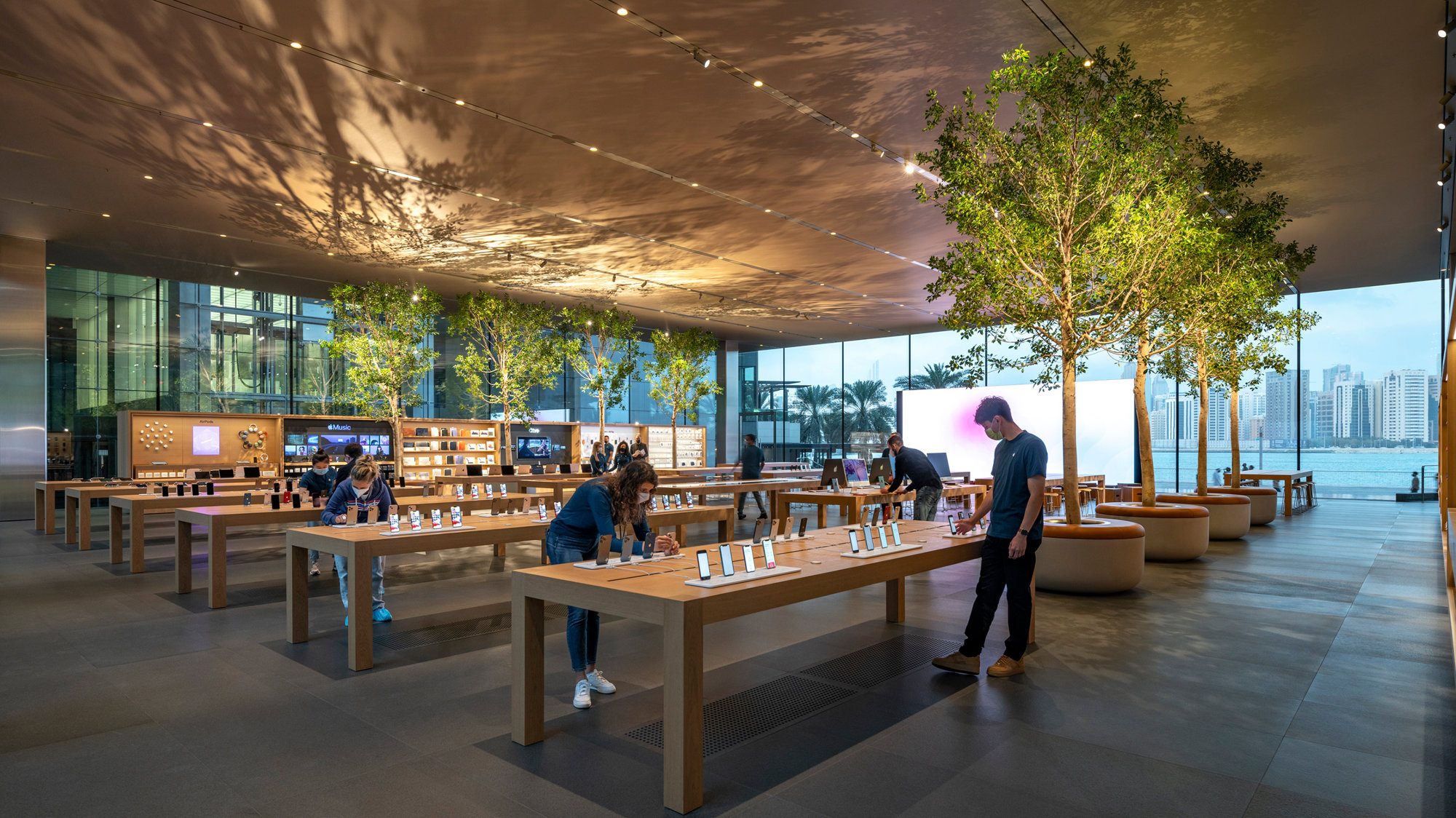 Apple Al Maryah Island Opens In Abu Dhabi