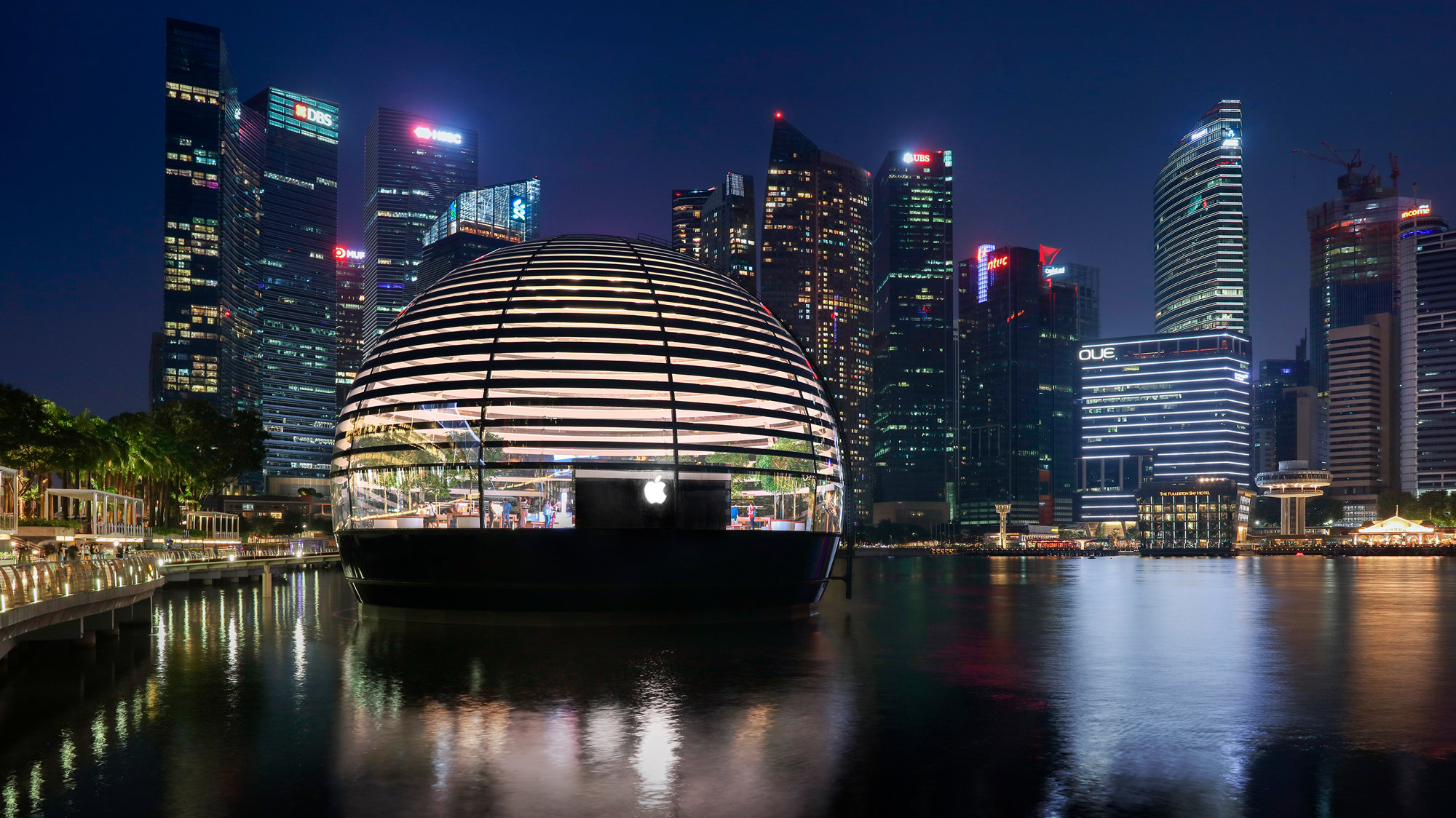 Apple Marina Bay Sands – A New Gemstone On The Singapore Waterfront And A Celebration Of Light