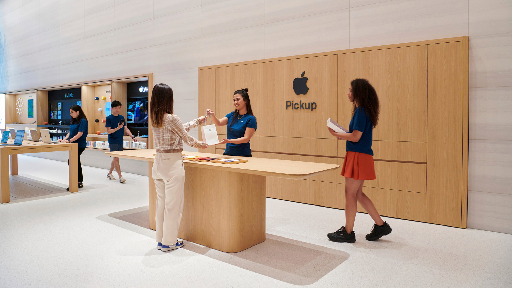 London’s Apple Brompton Road Store Opens To The Public