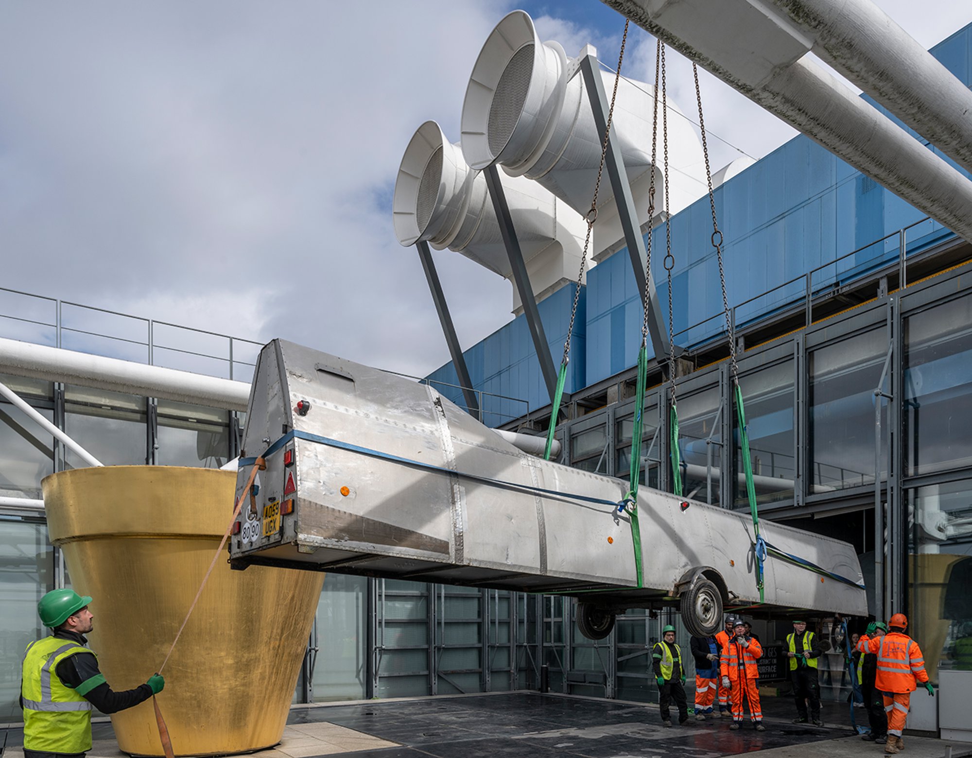 Manoeuvring the Glasflügel H-201B Standard Libelle glider into the exhibition space. The German-designed and built sailplane was the world’s first all-composite ‘plastic’ flying machine.