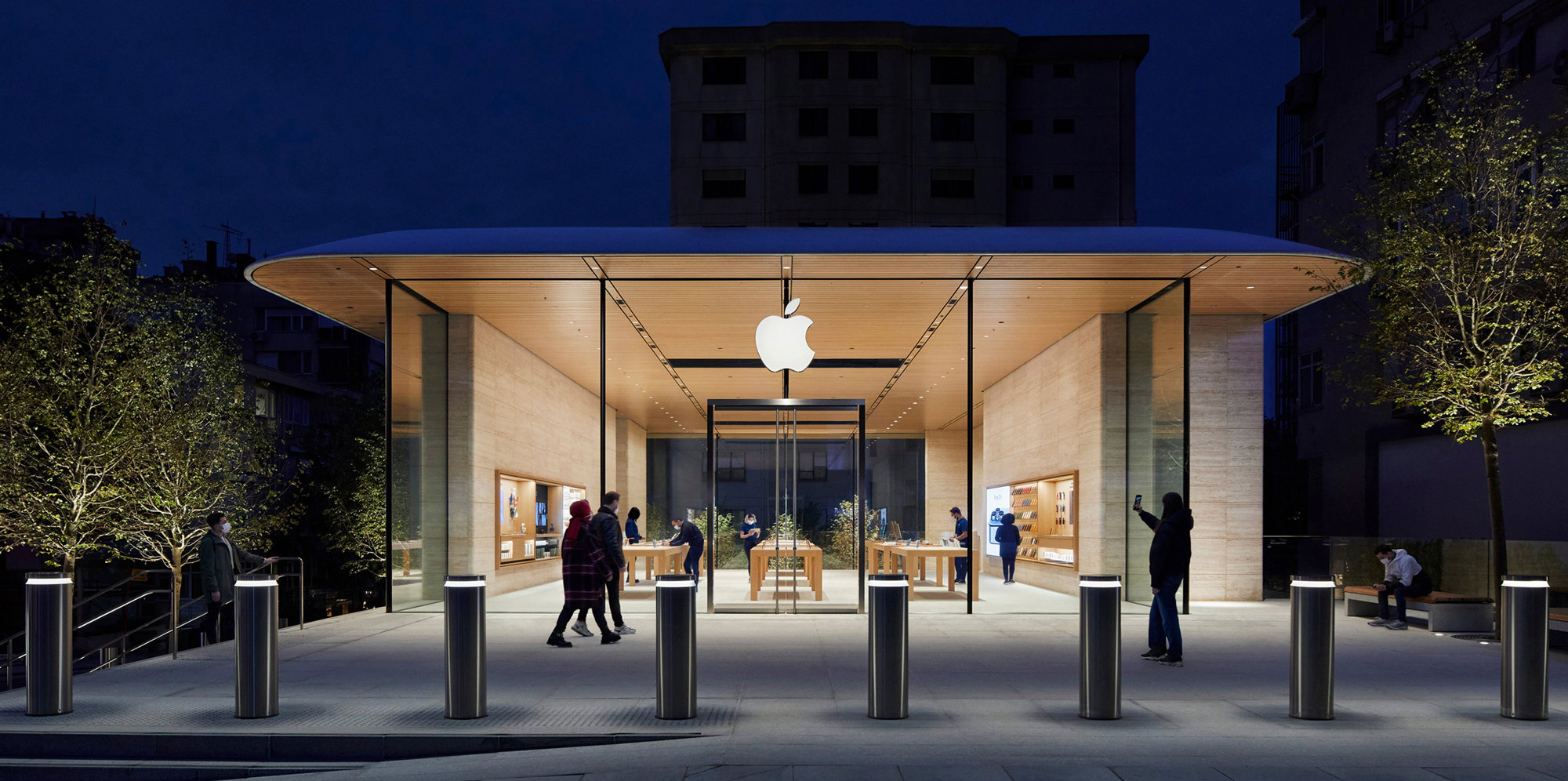Istanbul’s Apple Bagdat Caddesi Opens