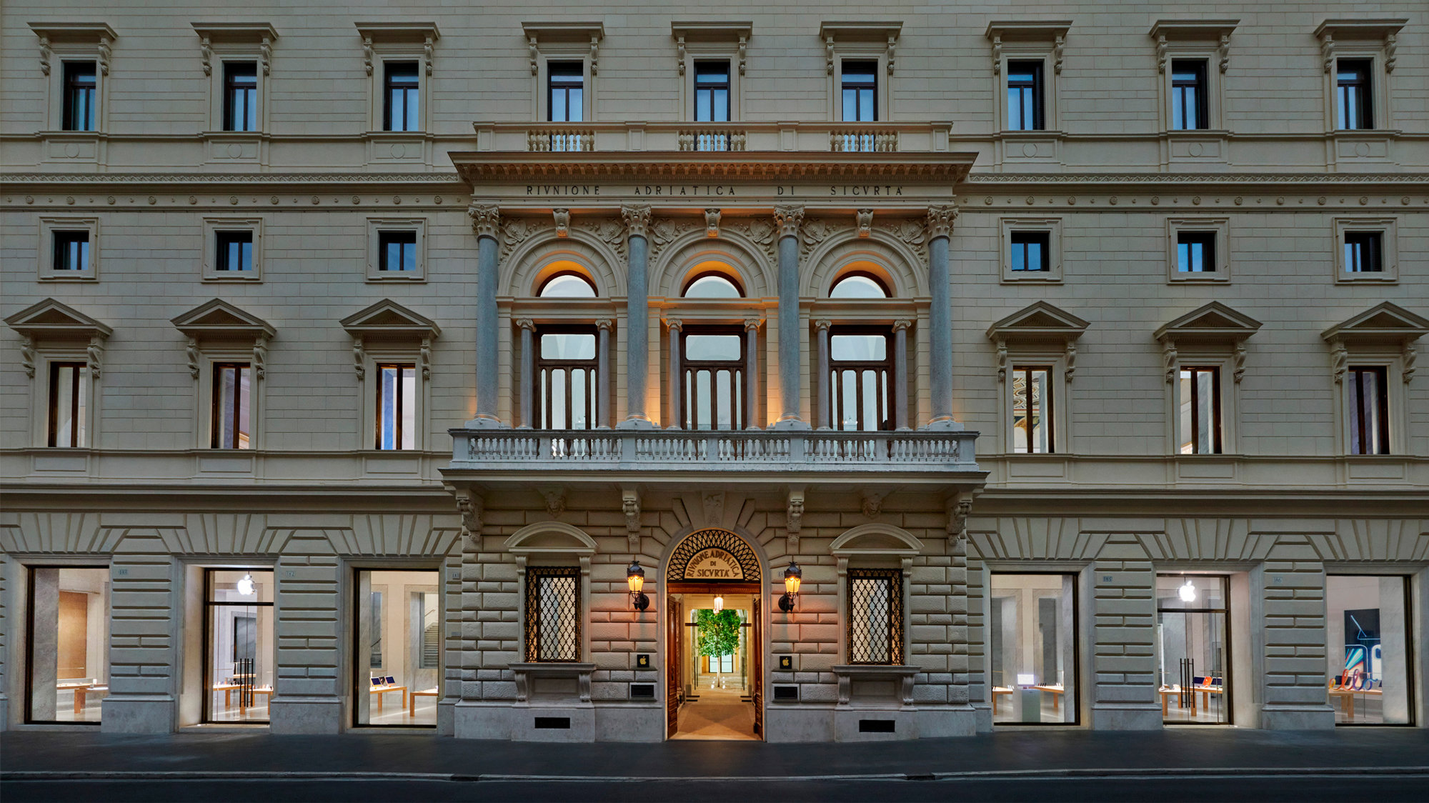 Apple Via Del Corso Opens In The Heart Of Historic Rome