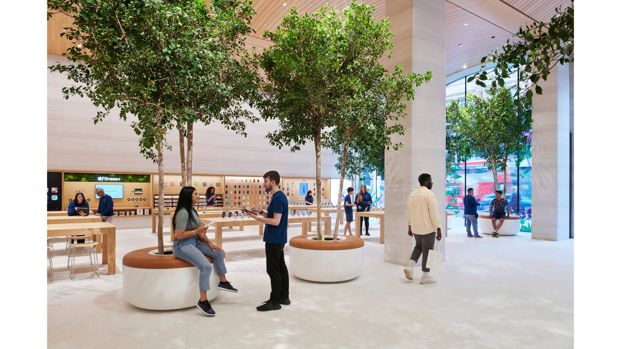 London’s Apple Brompton Road Store Opens To The Public