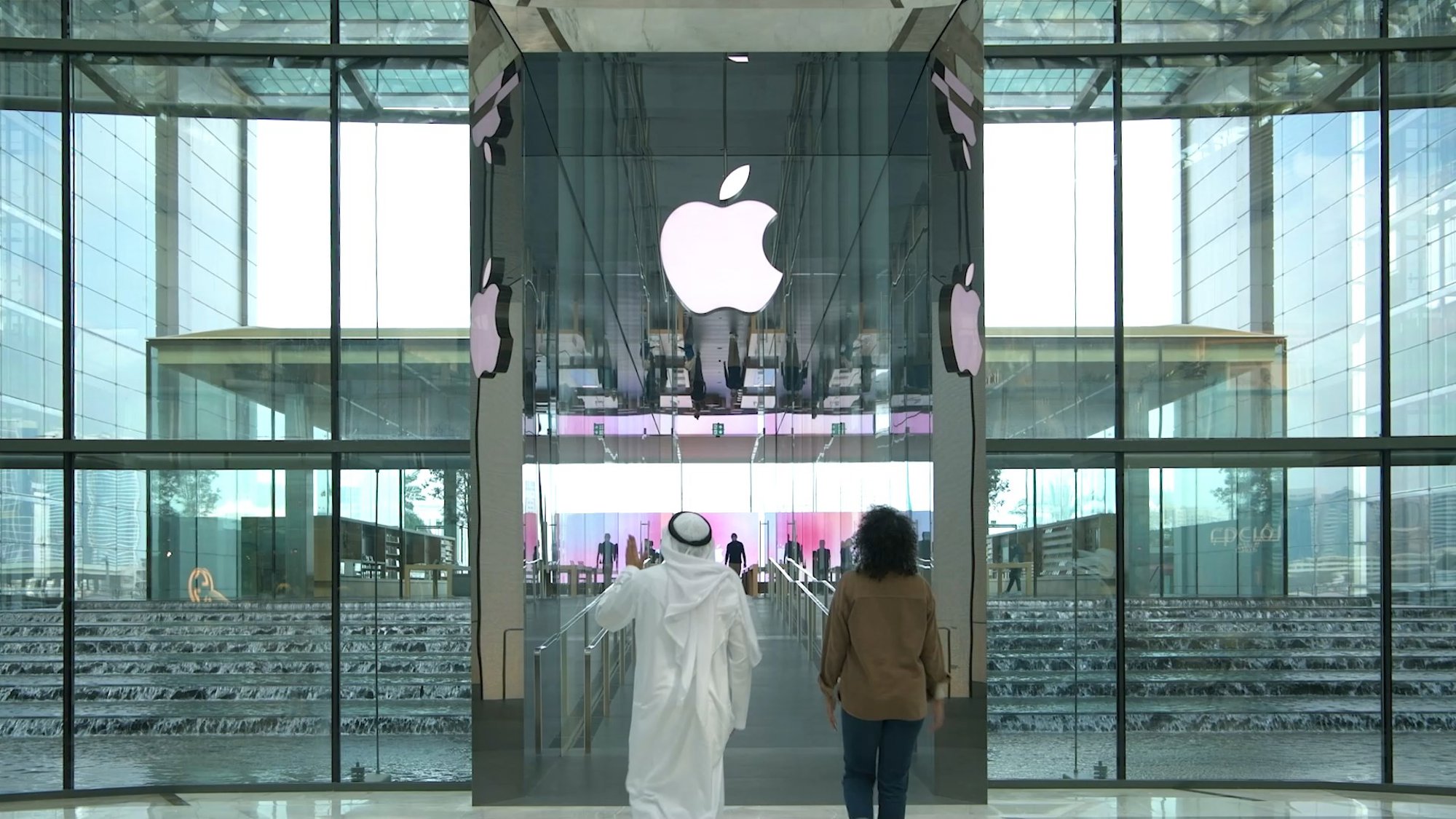 Apple Al Maryah Island Opens In Abu Dhabi