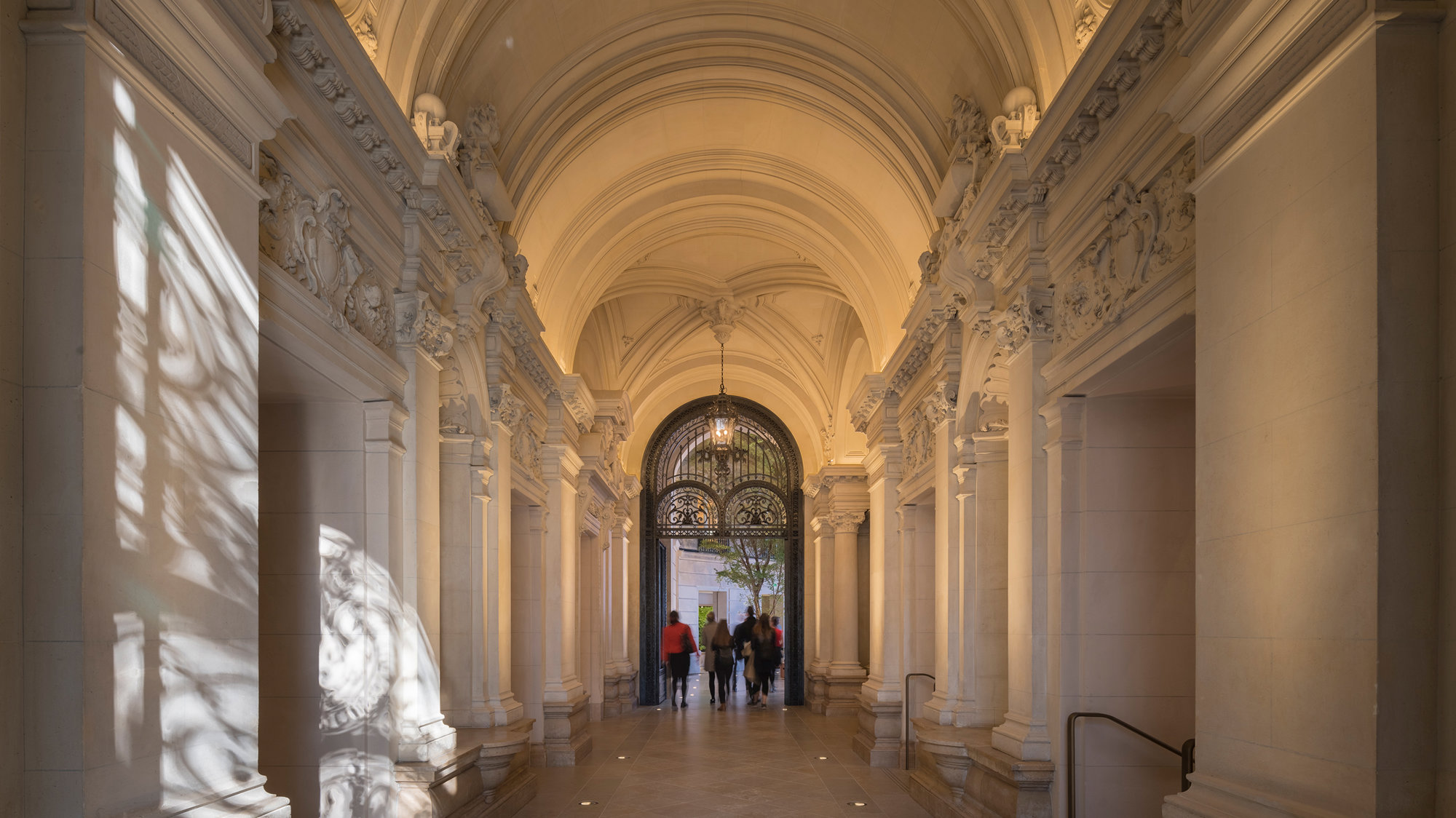 Apple Champs-élysées Pays Tribute To Paris’ Rich History