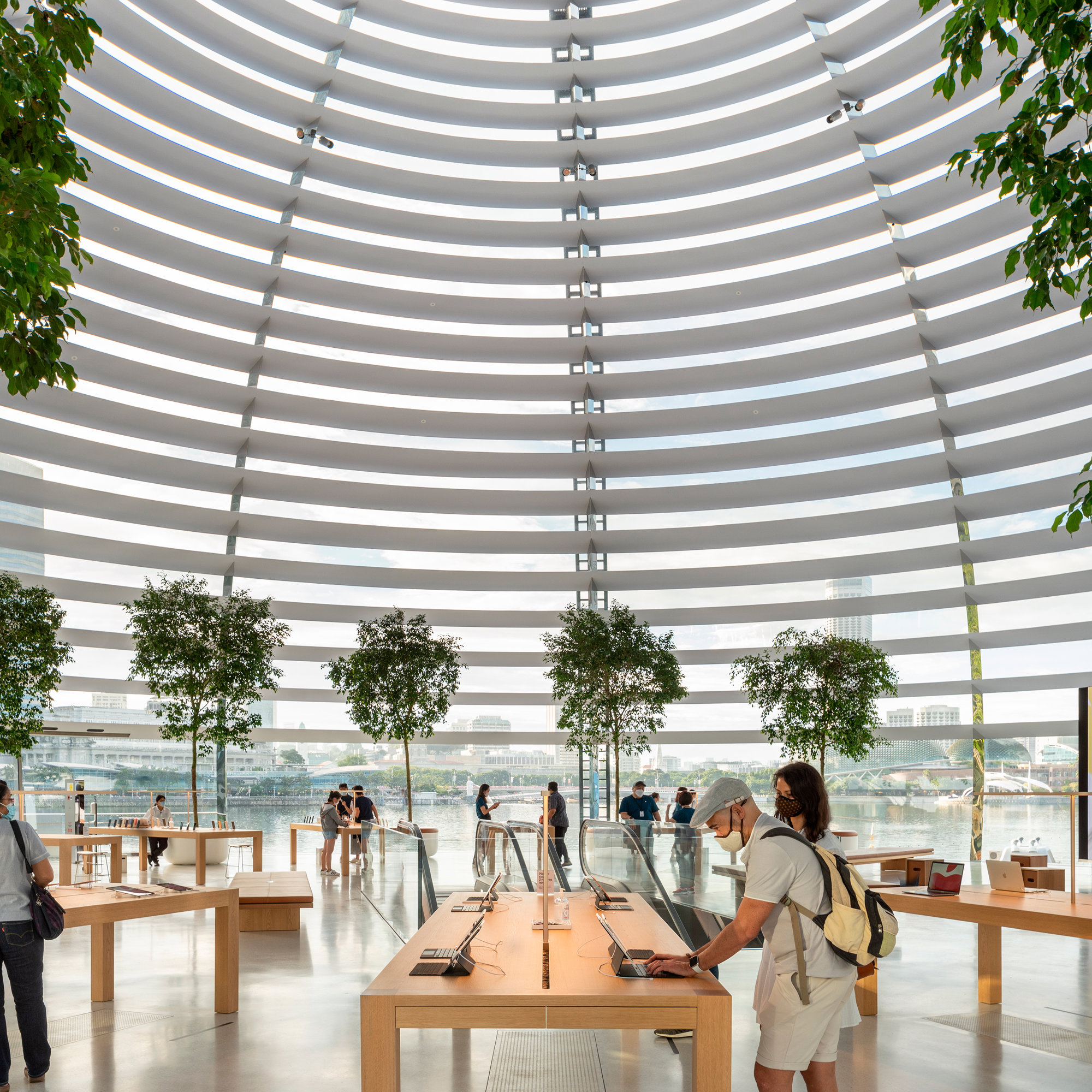 Apple Marina Bay Sands – A New Gemstone On The Singapore Waterfront And A Celebration Of Light