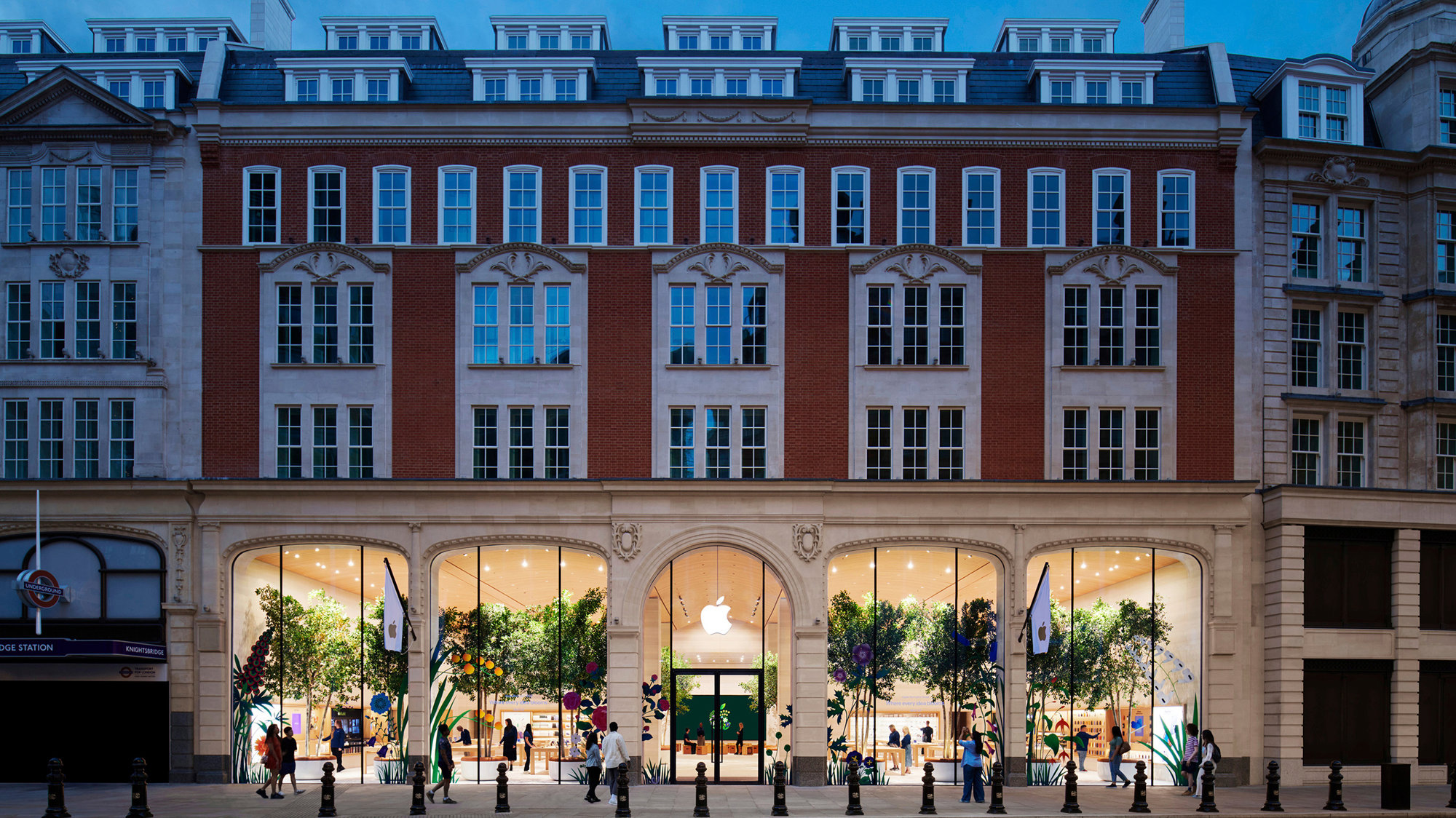 London’s Apple Brompton Road Store Opens To The Public