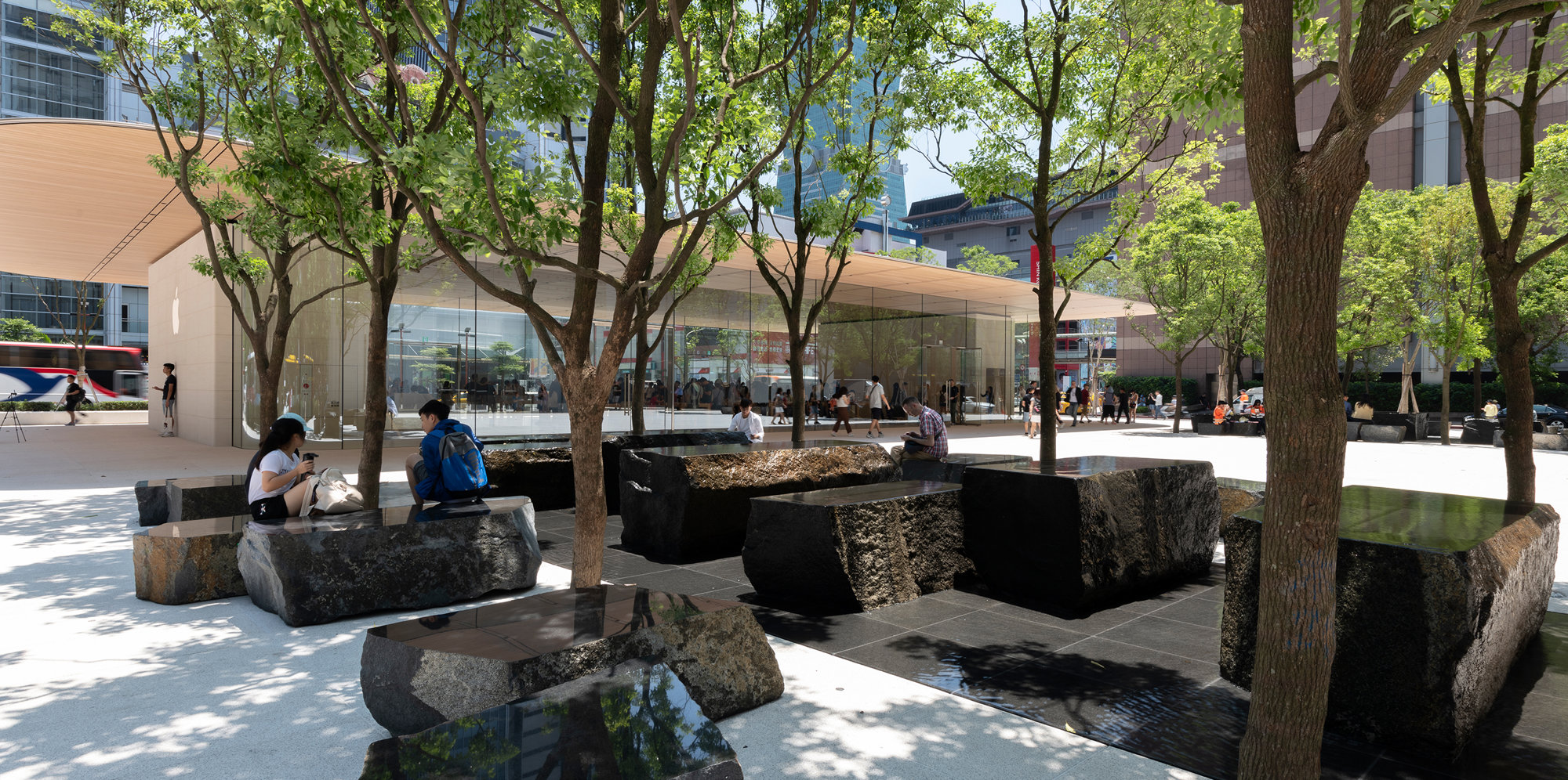 Apple Xinyi A13 – An Inviting Pavilion In The Heart Of Taipei
